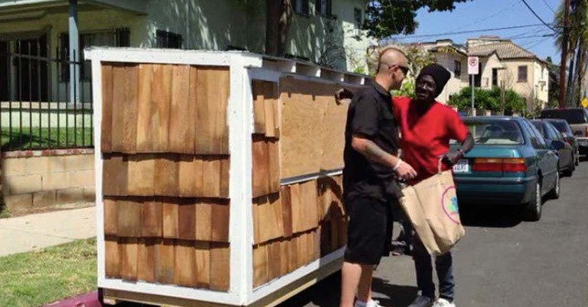 Un homme construit une petite maison pour un sans-abri qui dormait par terre « il mérite nos encouragements »