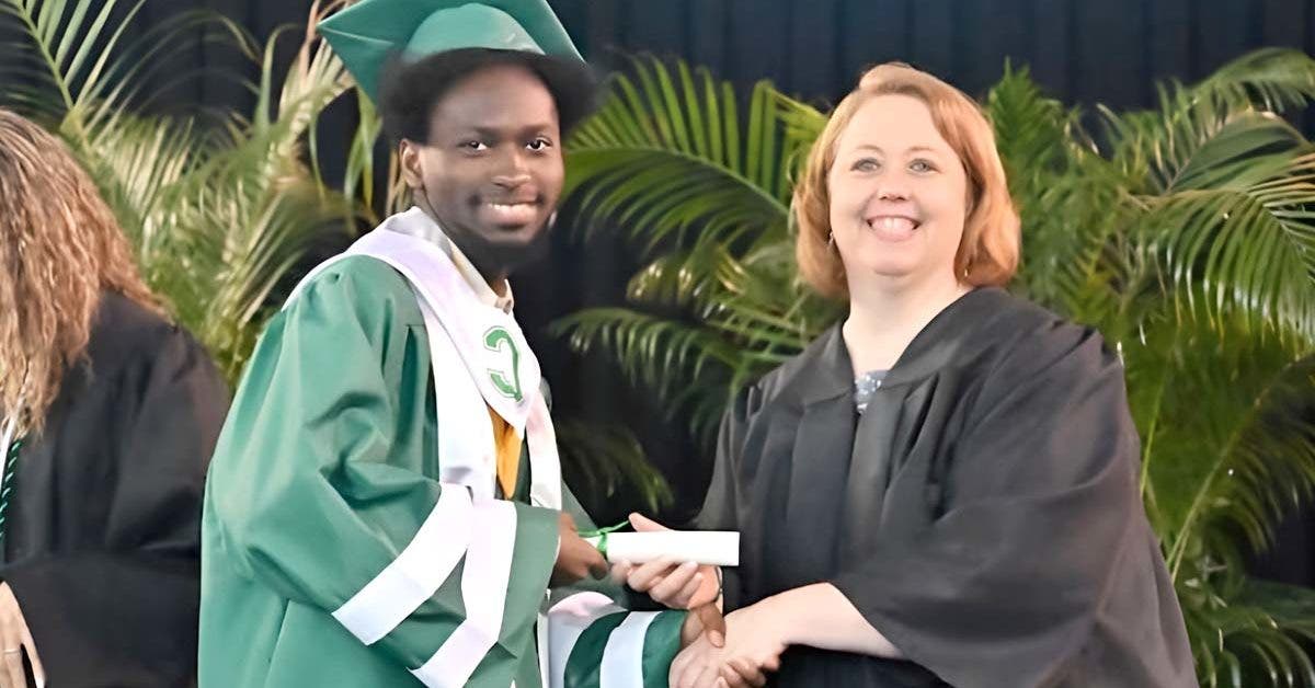 Un lycéen qui vivait dans un refuge pour sans-abri obtient son bac avec « Félicitations »