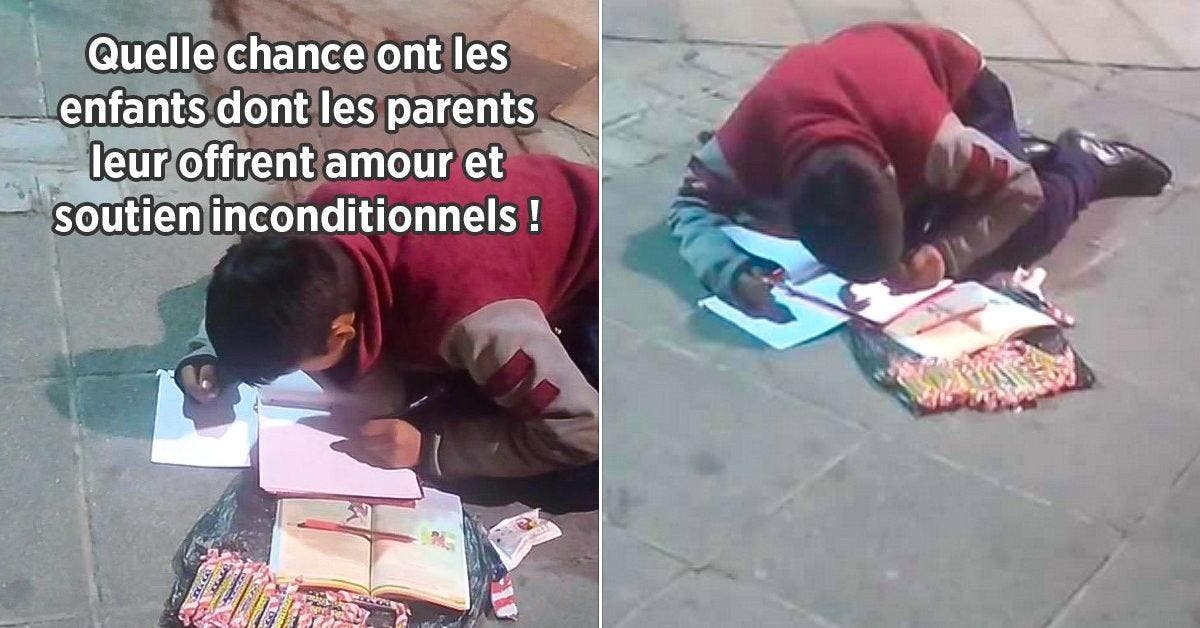 Un petit garçon qui vend des bonbons dans la rue est surpris entrain de faire ses devoirs