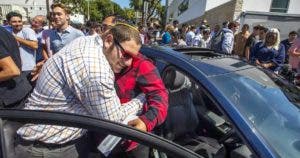 Un prof qui venait à l’école en bus se voit offrir une voiture par ses élèves « Ils méritent nos applaudissements »