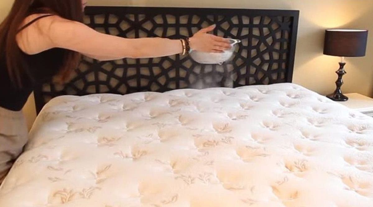 une-astuce-naturelle-pour-eliminer-les-odeurs-durine-sur-un-matelas