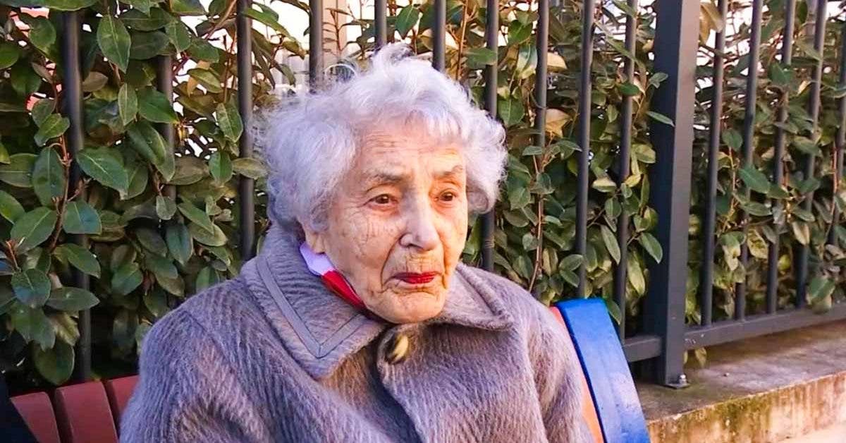 Une Dame de 101 Ans, un Banc et une Communauté Pleine de Cœur