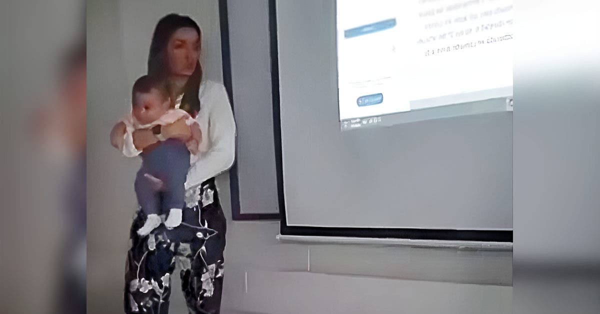 Une enseignante porte le bébé d'une élève pour qu'elle puisse suivre un cours