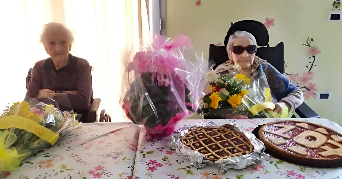 Une femme âgée a fêté aujourd’hui son 107ème anniversaire avec son amie de 105 ans « Joyeux anniversaire »