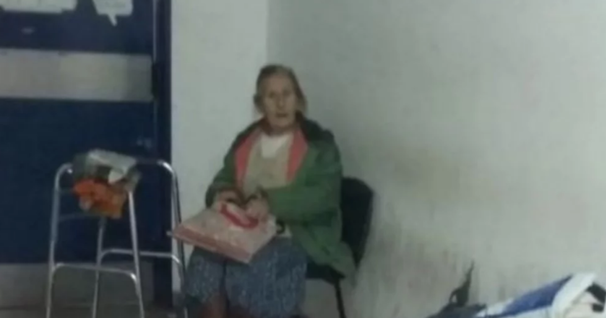 Une grand-mère de 84 ans dort dans la rue parce que sa fille aînée l’a chassée de la maison