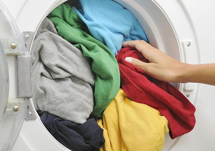 Laver les vêtements de couleur en machine